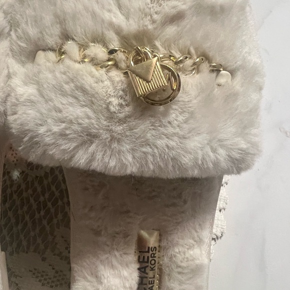 Michael Kors NWOT Gold Chain Cream Slippers SIZE 6m - Picture 3 of 5